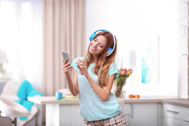 Красивая молодая женщина слушает музыку
  - Фото, изображение