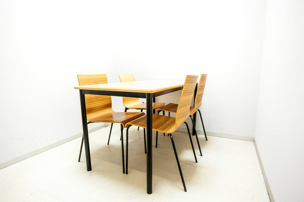 sedie e tavolo
 - Foto, immagini