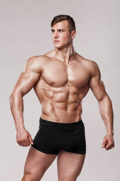 sexy muskulösen Mann Fitness-Modell in Unterwäsche. starke männliche nackte Oberkörper abs - Foto, Bild