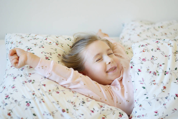 Adorable niñita durmiendo en una cama
 - Foto, Imagen