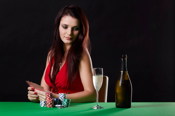 Very beautiful woman playing texas hold'em poker - Foto, afbeelding
