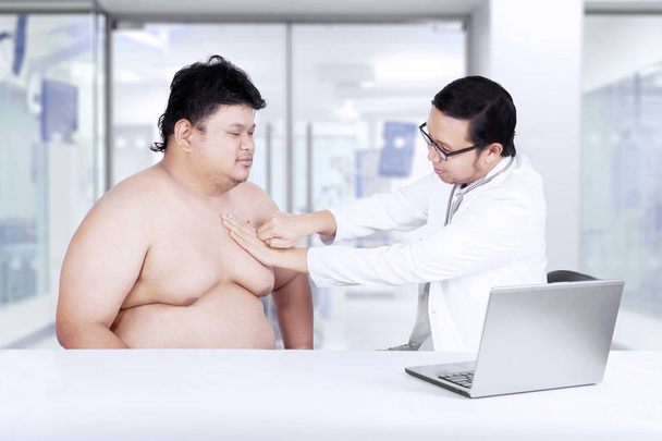 Doctor examines the patient heart - Zdjęcie, obraz
