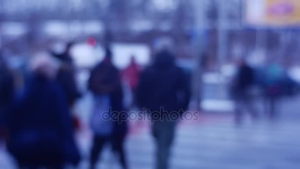Подростки с рюкзаками идут в школу Люди переходят улицу Пешеходы пешком домой или прогулки в городской пейзаж Занятое расписание вечера
 - Кадры, видео