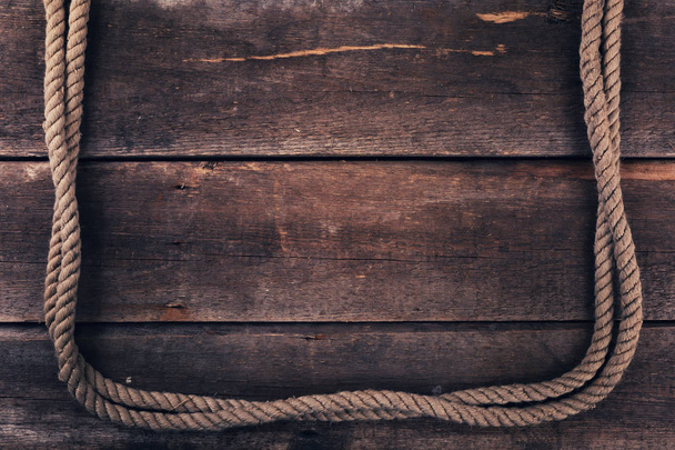 altes Seil auf Holzplanke Hintergrund - Foto, Bild