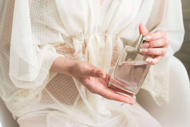 Perfume in a woman`s hand - Fotoğraf, Görsel