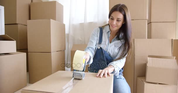 Mujer joven mudándose a casa cajas de embalaje
 - Metraje, vídeo