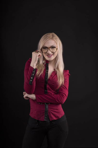 Усміхнена блондинка в окулярах і одягнена в червону блузку
 - Фото, зображення