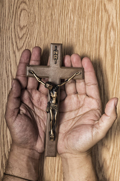 Crucifix entre les mains
 - Photo, image