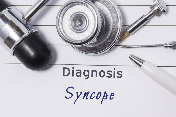 Diagnose voor Syncope. Verklaring van de arts de diagnose Syncope is op de werkplek van de neuroloog, die zijn stethoscoop, hamer en instrumenten om te bepalen van de gevoeligheid - Foto, afbeelding