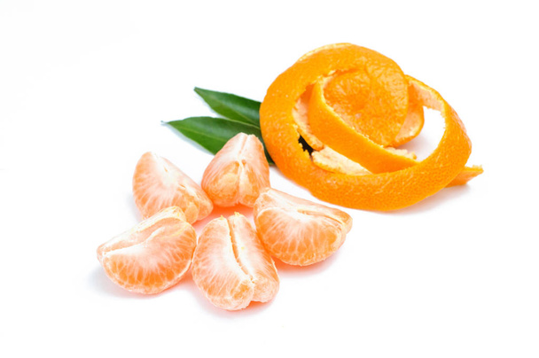 kuoritut mandariinit ja kuoret valkoisella pohjalla
 - Valokuva, kuva