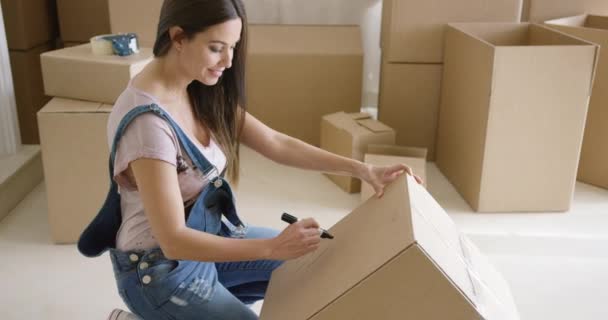 Mulher atraente movendo casa e embalagem
 - Filmagem, Vídeo