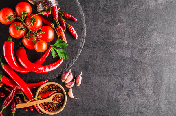 Warzywa. Papryka, pomidory, czosnek, cebula na czarny backgro - Zdjęcie, obraz