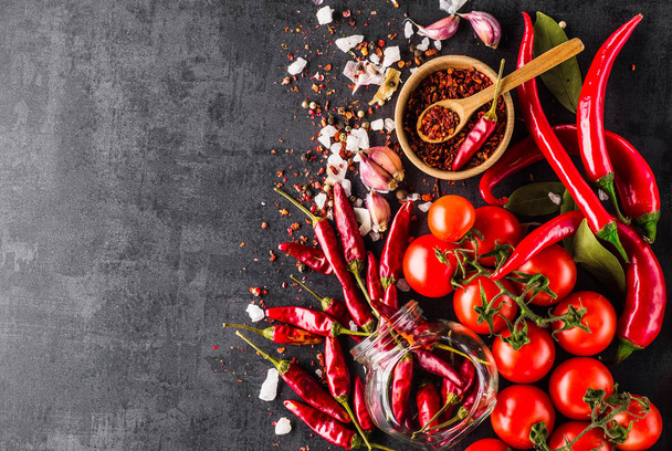 Gemüse. Paprika, Tomaten, Knoblauch, Zwiebeln auf schwarzem Rücken - Foto, Bild