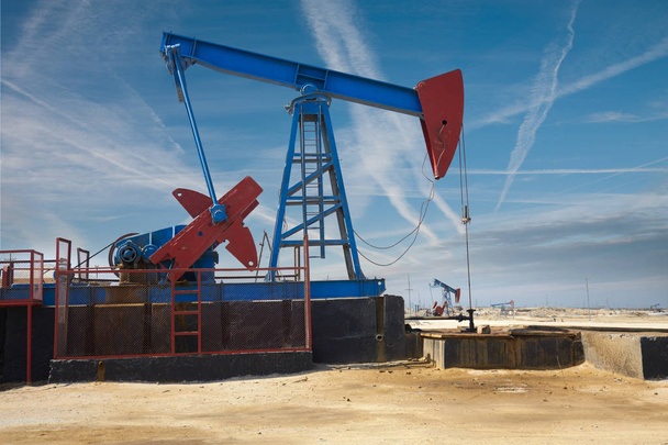 Derrick petrolifero - produzione di petrolio in Azerbaigian
 - Foto, immagini