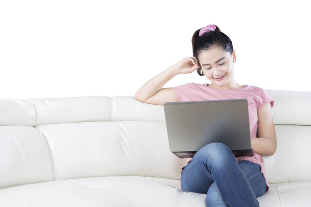 Kobieta z laptopa marzy na kanapie - Zdjęcie, obraz