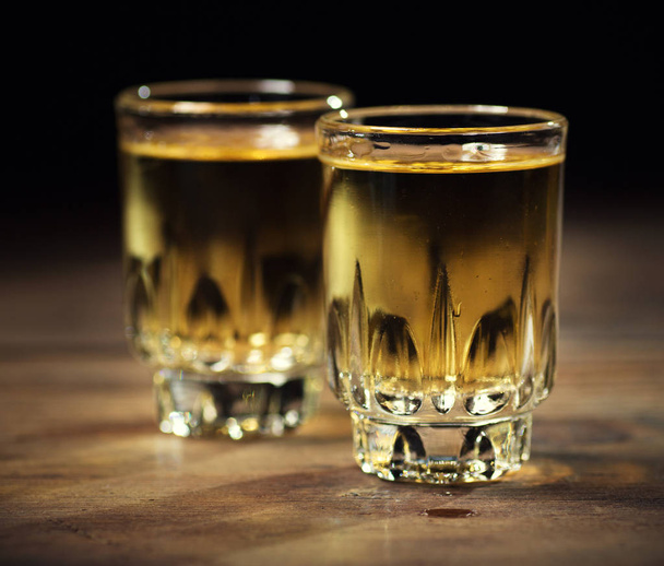 whisky v dvě sklenice - Fotografie, Obrázek