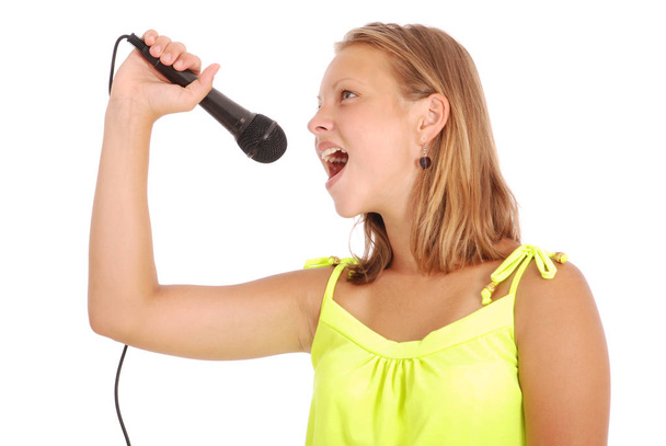 Szczęśliwy Młoda piękna dziewczyna śpiewa z mikrofonem - Zdjęcie, obraz