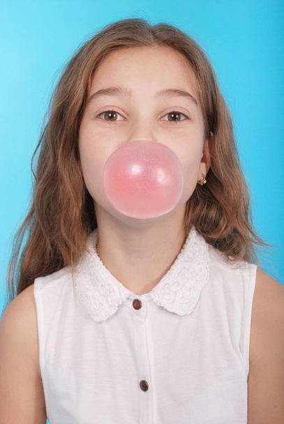 dívka foukání velké žvýkačky bublinu - Fotografie, Obrázek