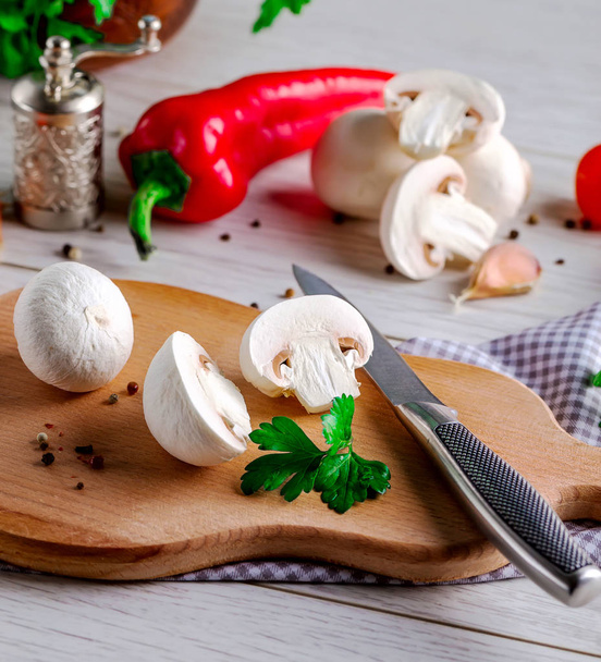  Pilz auf Holzbrett mit Messer - Foto, Bild
