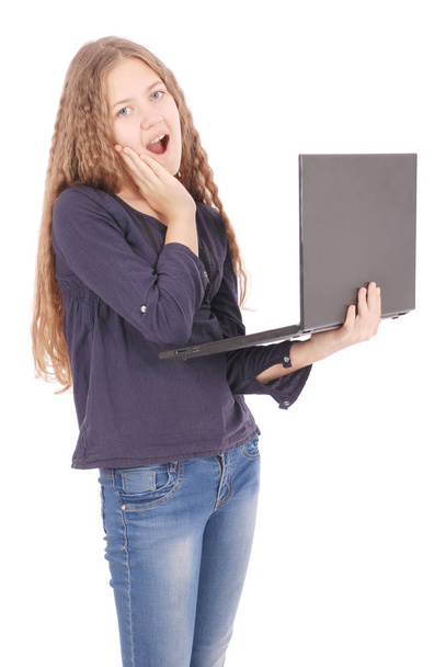 Улыбающаяся девочка-подросток с ноутбуком
 - Фото, изображение