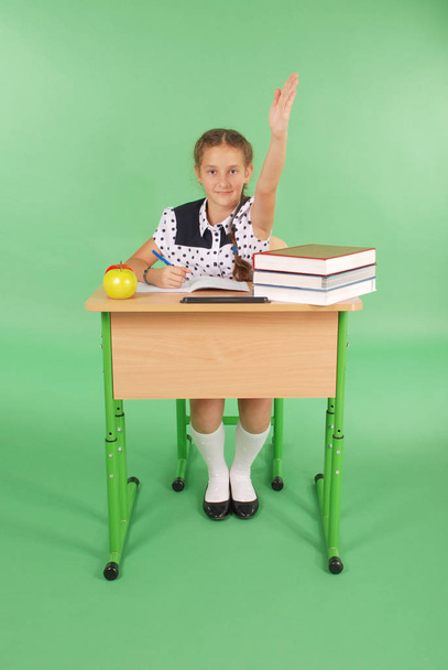 Meisje in een schooluniform verhogen hand vraag - Foto, afbeelding