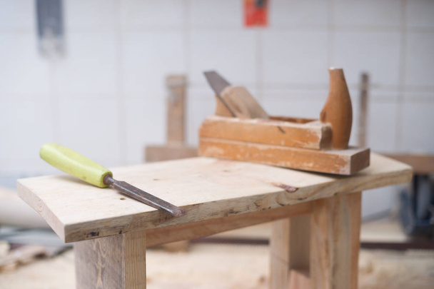 Плотник инструменты на деревянном фоне стола. Копирование пространства
 - Фото, изображение