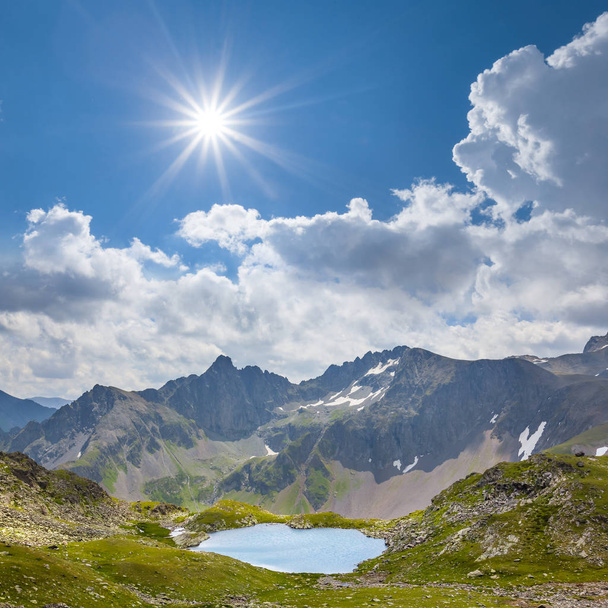 зелена гірська долина під іскровим сонцем
 - Фото, зображення