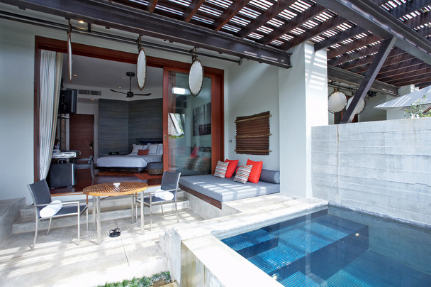 Yüzme Havuzu ile güzel modern yazlık ev görüntüsü - Fotoğraf, Görsel