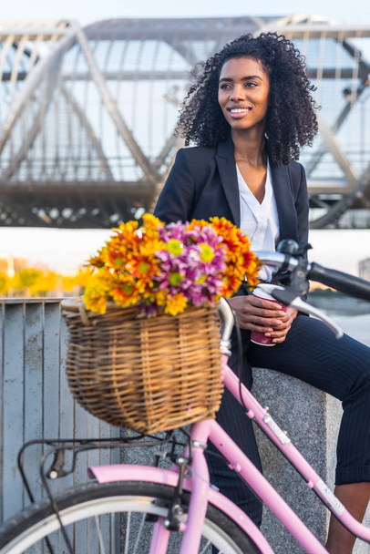 Affari nero donna con vintage bicicletta bere caffè
 - Foto, immagini