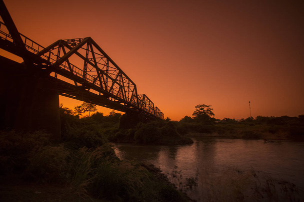 most kolejowy nad rzeką Wang w Tajlandii - Zdjęcie, obraz