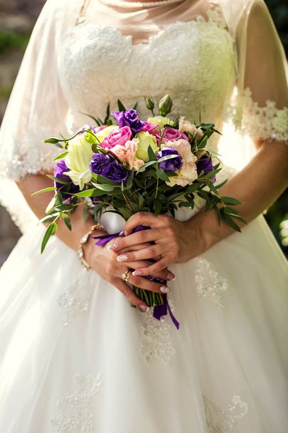 the bride holding a wedding bouquet in the hands of a wedding bouquet and hands closeup, wedding accessories, wedding - Fotoğraf, Görsel