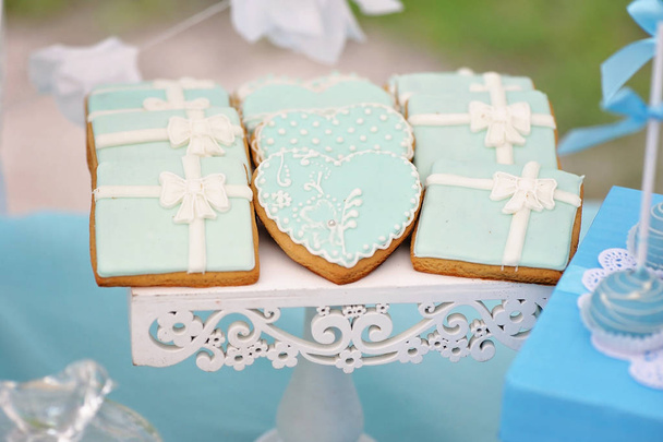 Heerlijke zoete koekjes, ingericht in de stijl van de bruiloft - Foto, afbeelding