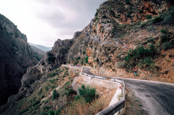 Road across the Topolia Gorge, canyon in Crete, Greece - Foto, afbeelding