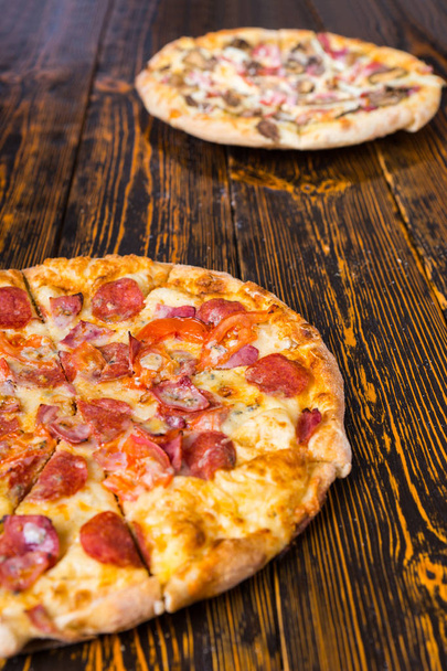 Lekker verschillende pizza's met verschillende toppings en kaas - Foto, afbeelding