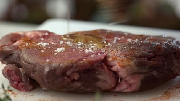 Rauwe biefstuk close-up. - Video