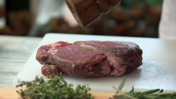 rohes Steak auf Kochbrett. - Filmmaterial, Video