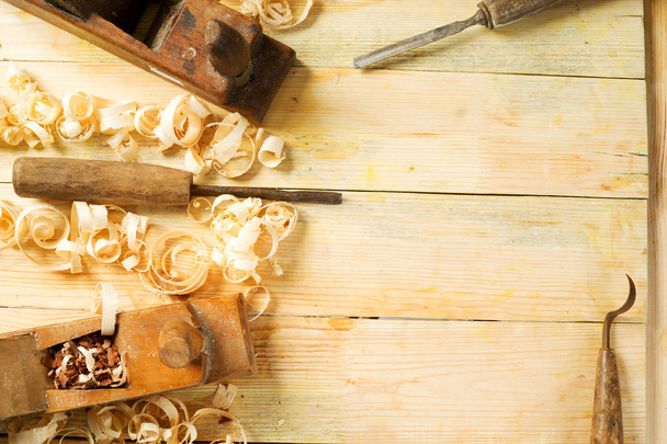Zimmermannswerkzeuge auf Holztischhintergrund mit Sägemehl. Kopierraum - Foto, Bild