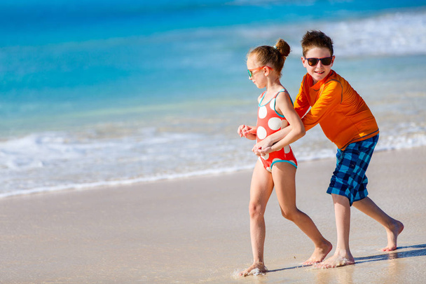 Kids having fun at beach - Foto, Imagen
