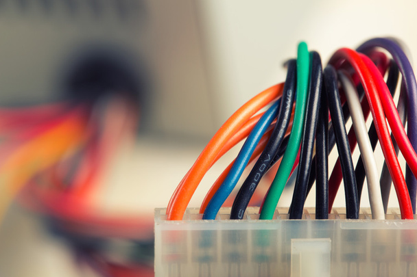 Электрическая розетка с цветными кабелями
 - Фото, изображение