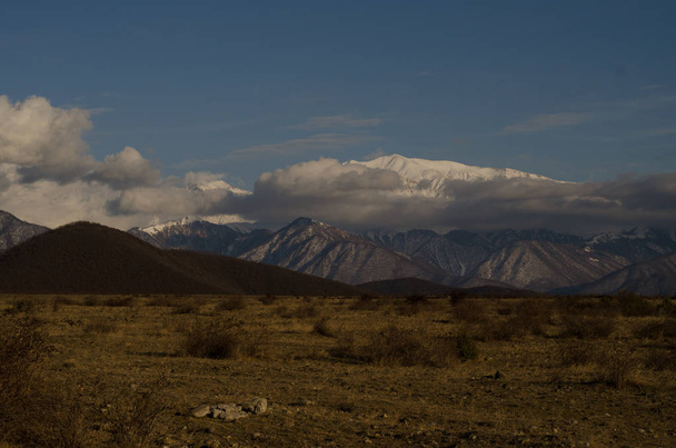 Sneeuw bedekt berglandschap, bewolkt landschap van mounatins en velden op wintertijd. Kaukasus, Azerbeidzjan, Gakh Sheki Zagatala - Foto, afbeelding