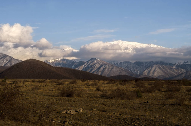 Sneeuw bedekt berglandschap, bewolkt landschap van mounatins en velden op wintertijd. Kaukasus, Azerbeidzjan, Gakh Sheki Zagatala - Foto, afbeelding