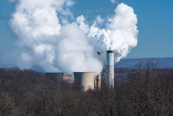Fumo proveniente dalla centrale elettrica a carbone
 - Foto, immagini