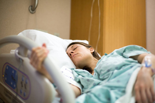 Mulheres em cama de hospital
 - Foto, Imagem