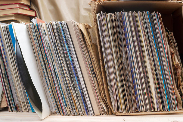 ビニール レコードのコレクションを拾い読み。音楽の背景。コピー スペース. - 写真・画像