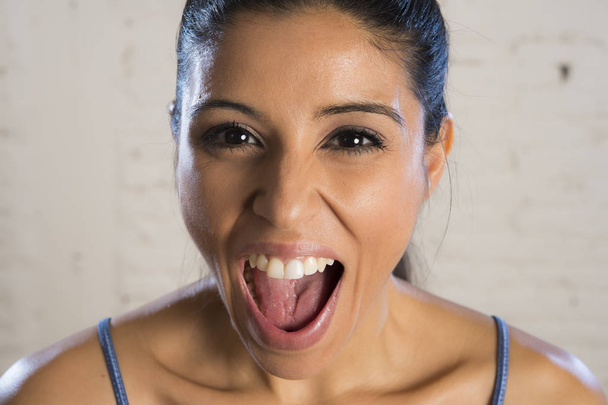portrait de jeune belle et heureuse femme hispanique riant excité
 - Photo, image