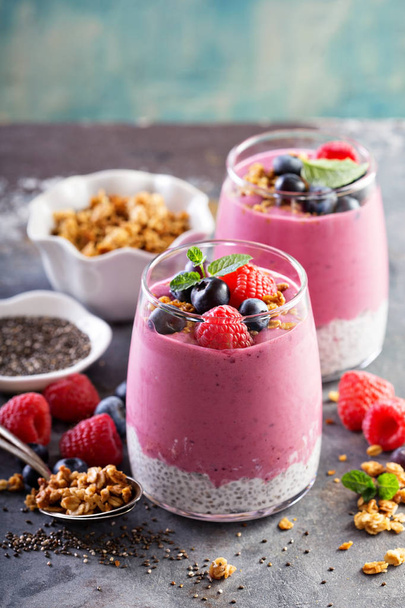 Chia pudding parfait with berry smoothie - Foto, immagini