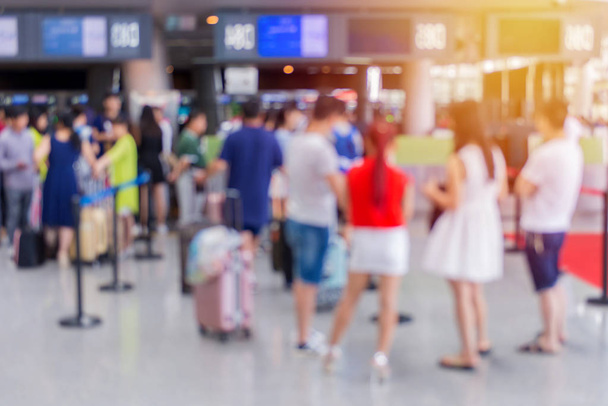 rozmazané z cestovatel odbavení na letištním terminálu - Fotografie, Obrázek
