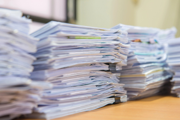 documentos en el escritorio se acumulan en lo alto de la espera de ser gestionado
 - Foto, imagen