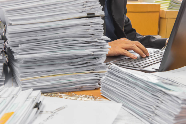 les documents sur le bureau empilent haut attendant d'être gérés
 - Photo, image