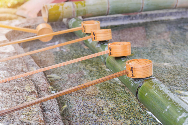 ξύλινη κουτάλα στο ιερό yufuin kyushu Ιαπωνία - Φωτογραφία, εικόνα